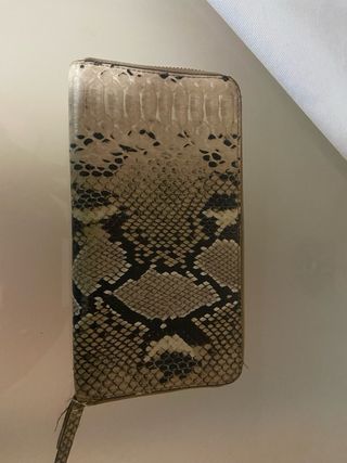 Cartera de piel efecto serpiente