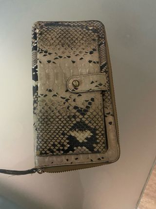 Cartera de piel efecto serpiente
