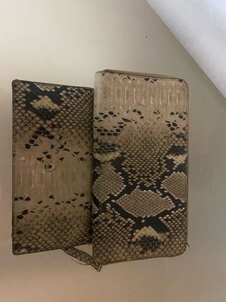 Cartera de piel efecto serpiente