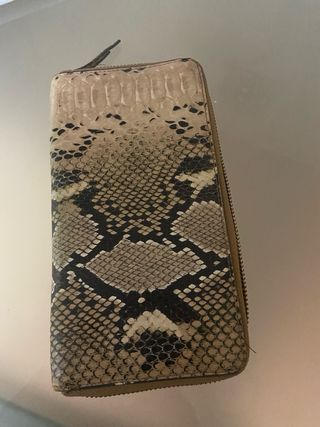 Cartera de piel efecto serpiente