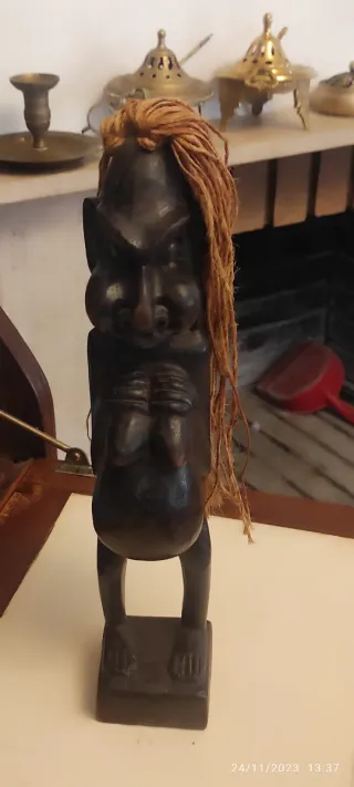 Figura madera tallada mujer embarazada