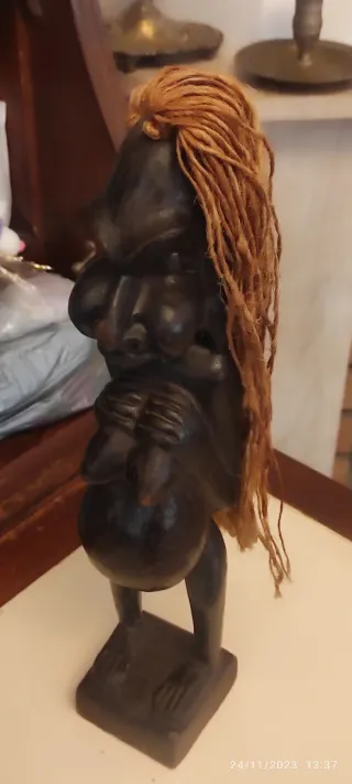 Figura madera tallada mujer embarazada