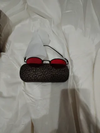 Gafas de sol rojas y negras