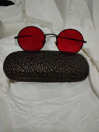 Gafas de sol rojas y negras