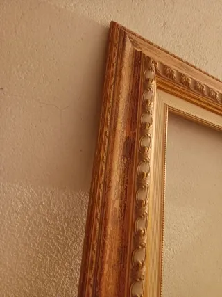 Marco de madera beige doradoy rosita