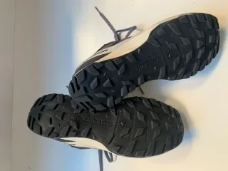 Zapatillas montaña Salomon Saliba