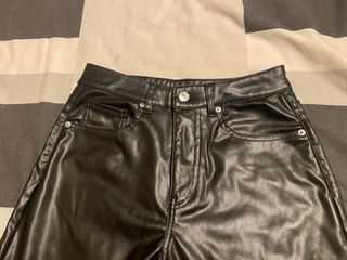 Pantalón negro efecto piel