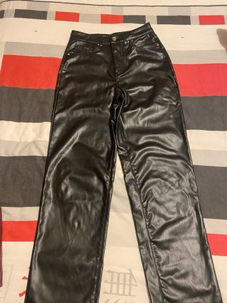 Pantalón negro efecto piel