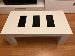 Mesa de centro blanca con detalles negros