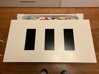 Mesa de centro blanca con detalles negros