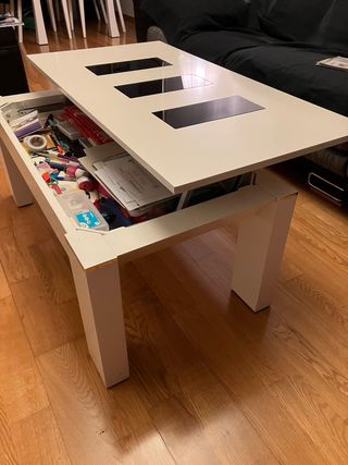 Mesa de centro blanca con detalles negros