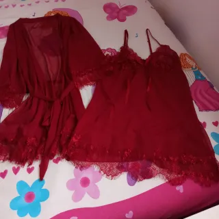 Conjunto de lencería: bata y camisón