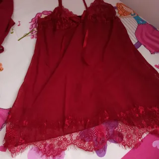 Conjunto de lencería: bata y camisón