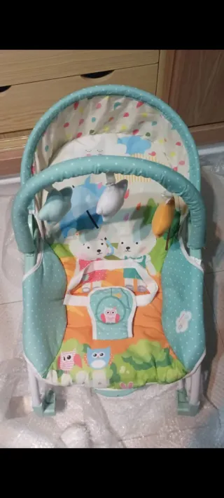 Mecedora bebé con juguetes