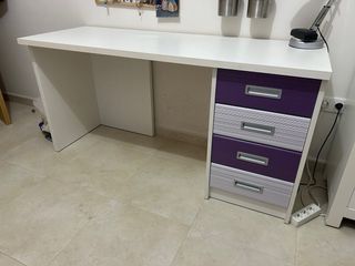 Escritorio madera blanco y morado, y estantería