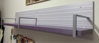 Escritorio madera blanco y morado, y estantería