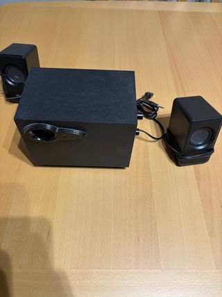 Altavoces negros con subwoofer