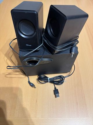 Altavoces negros con subwoofer