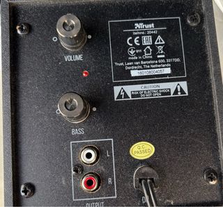 Altavoces negros con subwoofer