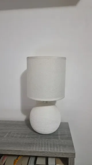 Lámpara de mesa blanca