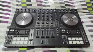 Controladora DJ Traktor S4 MK3