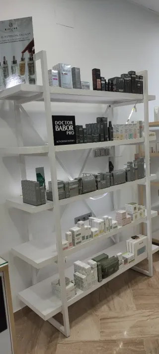 2 Estanterías metálicas y de madera