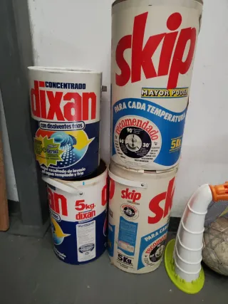 Antiche bottiglie di detersivo Skip e Dixan
