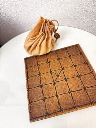 Juego de mesa antiguo de madera