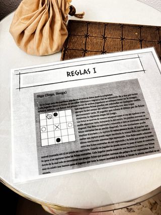 Juego de mesa antiguo de madera