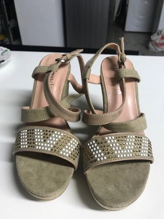 Sandalias beige con pedrería Talla 36