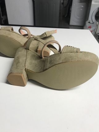 Sandalias beige con pedrería Talla 36