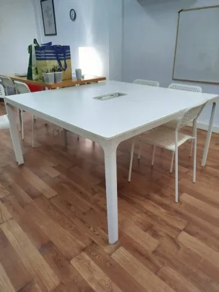 Mesa de oficina cuadrada blanca