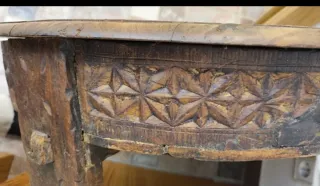 Mesa redonda artesanal vintage de madera