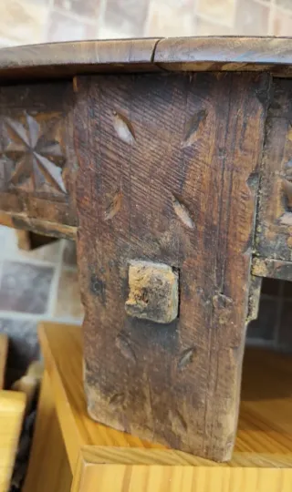 Mesa redonda artesanal vintage de madera