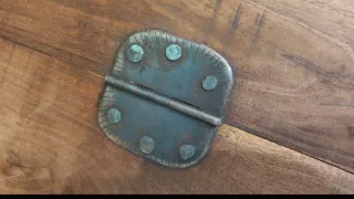 Mesa redonda artesanal vintage de madera