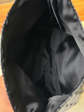 Clutch negro elegante con tachuelas y hebilla