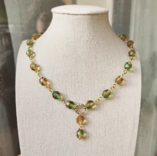 Collana con cristalli sfumati oro e verdi