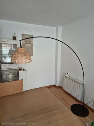 Lámpara de pie arco negra y mimbre IKEA