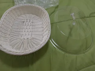 Cesto bianco con coperchio trasparente