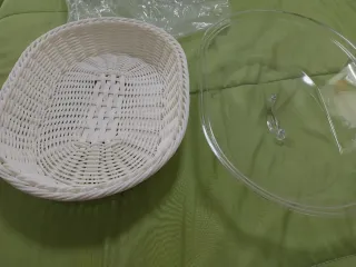 Cesto bianco con coperchio trasparente