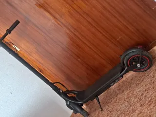 Patinete eléctrico negro