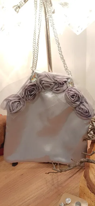 Borsetta raso grigio argento con rose