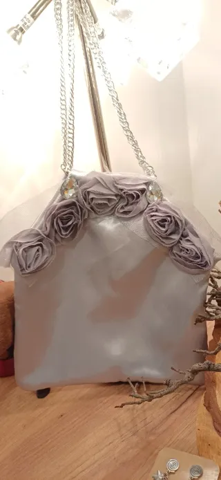 Borsetta raso grigio argento con rose