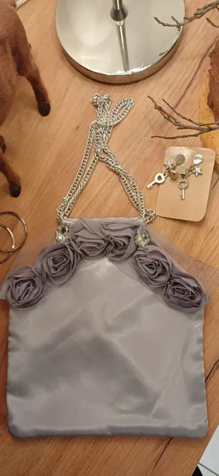 Borsetta raso grigio argento con rose