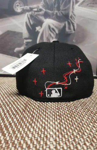 Gorra New Era 59Fifty Negra y Roja Talla 7.1/4