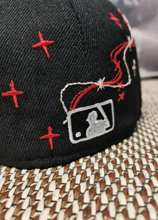 Gorra New Era 59Fifty Negra y Roja Talla 7.1/4