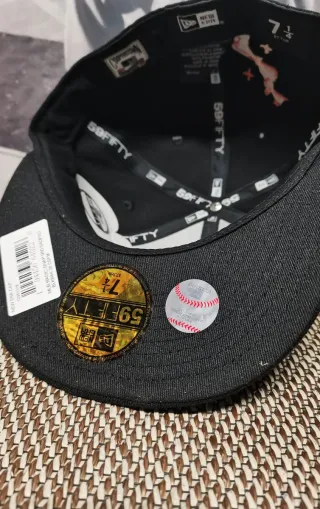 Gorra New Era 59Fifty Negra y Roja Talla 7.1/4