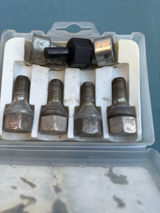 Juego tornillos antirrobo para ruedas