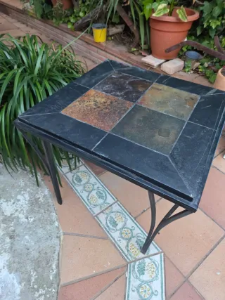 Mesita auxiliar de metal y piedra