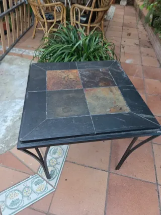 Mesita auxiliar de metal y piedra